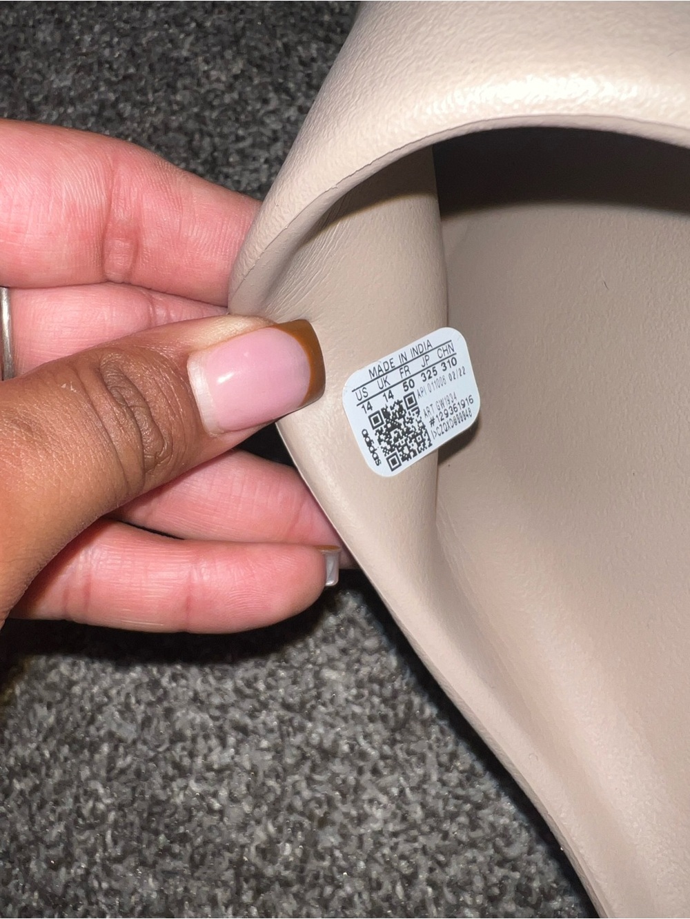 Men’s Yeezy Slides - Picture 3 of 3